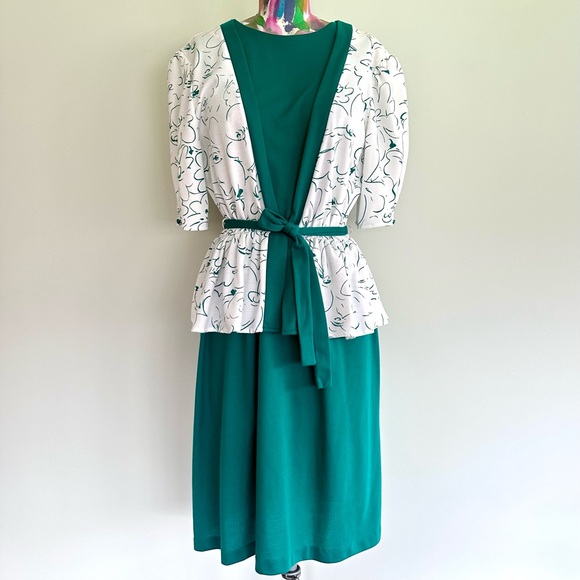 🦚VINTAGE 80s Green Knit Floral Peplum Belted Short Sleeve Dress - Picture 1 of 8